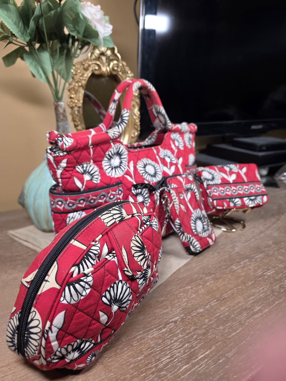 Vera Bradley "DECO DAISY" Quilted Tote Set w/ Makeup Pouch, Wallet & Wristlet - Picture 2 of 4